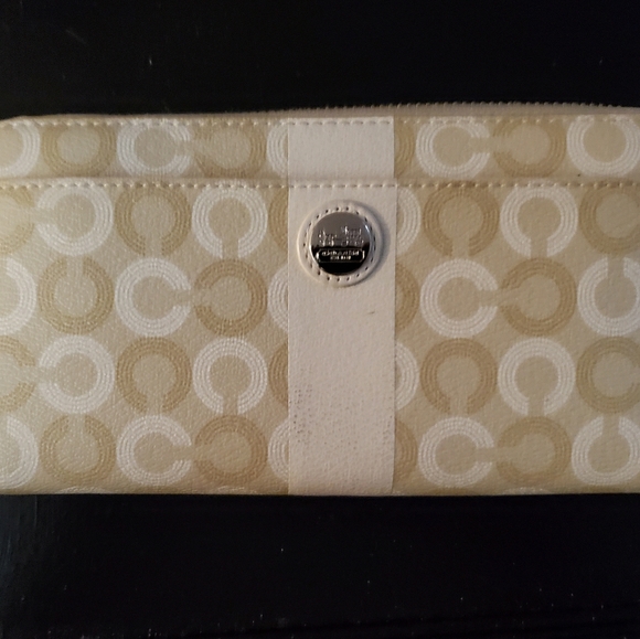 Coach Handbags - 💙Coach Signature wallet